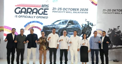 Suasana konseptual otomotif dengan kemudi logam mengilap dan latar lampu pameran