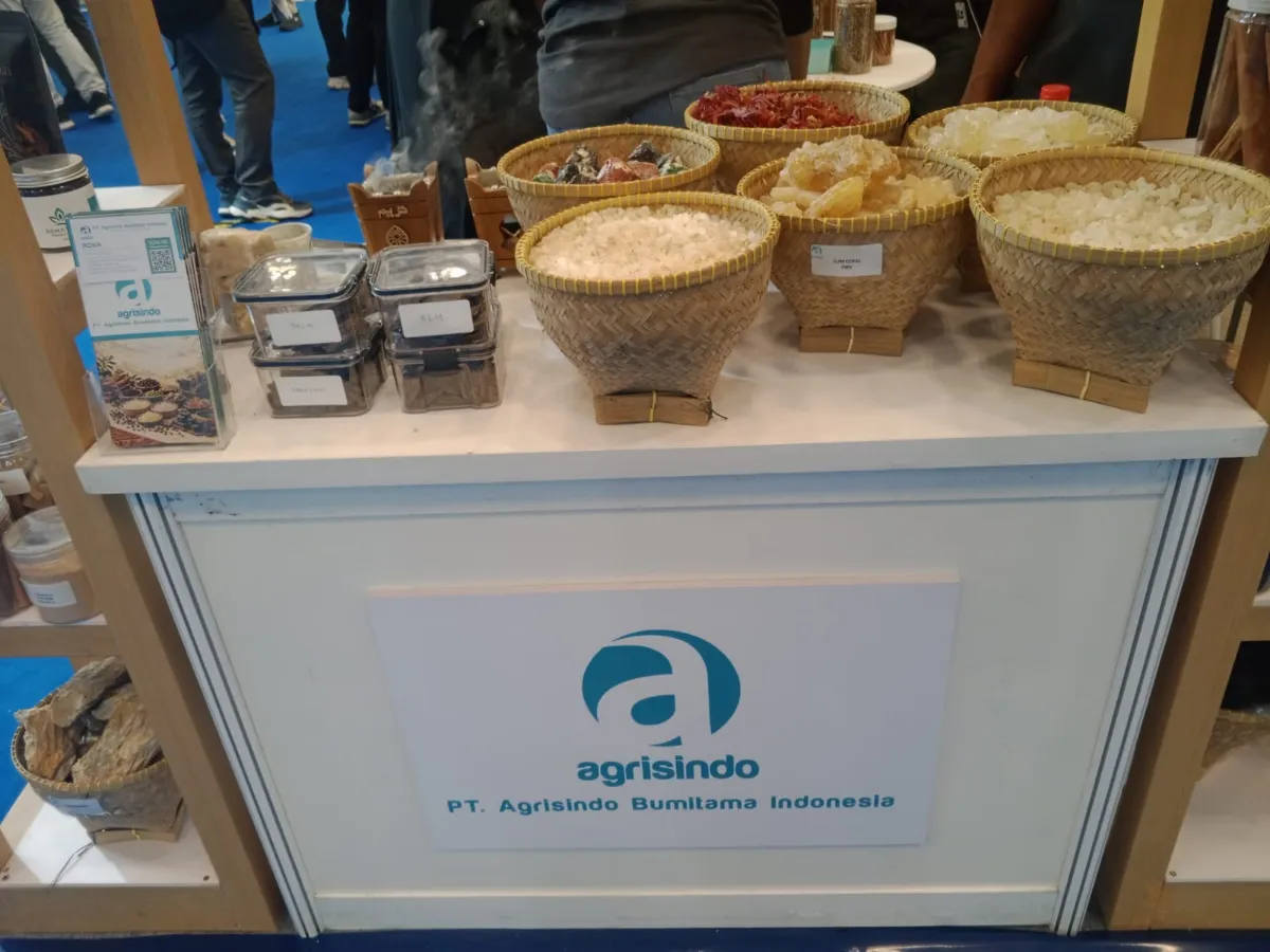 Susunan produk dupa aromatik berkualitas di atas permukaan kayu bertekstur alami