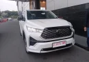 Detail interior modern dan konsol kemudi mobil hybrid kontemporer bernuansa elegan