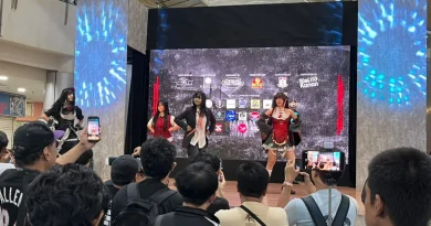 Ilustrasi mikrofon panggung dan penlight konser idol di atas meja kayu dengan pencahayaan dramatis