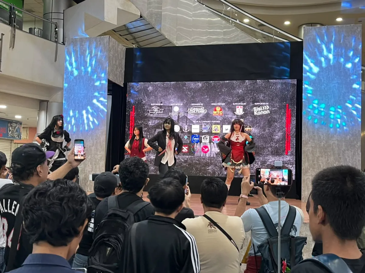 Ilustrasi mikrofon panggung dan penlight konser idol di atas meja kayu dengan pencahayaan dramatis