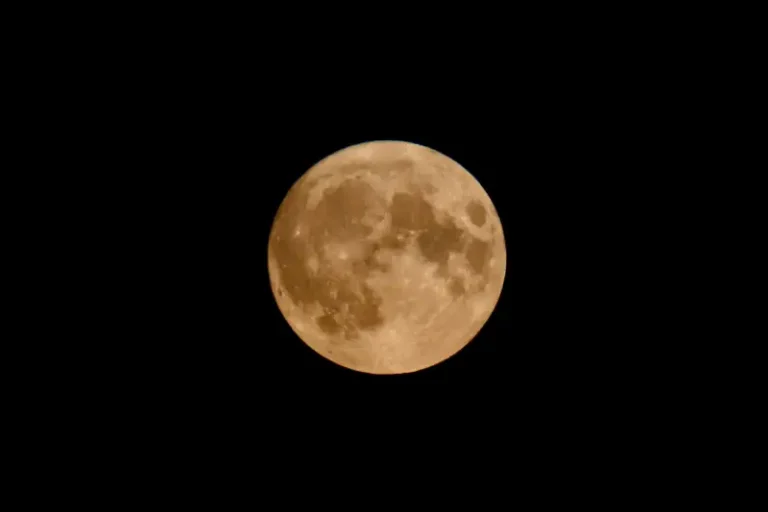 Ilustrasi pengamatan fenomena Hunter's Moon di langit malam