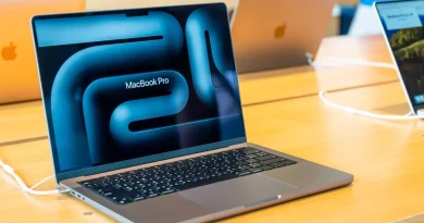 Ilustrasi laptop modern ramping dengan layar OLED cemerlang di atas meja kerja minimalis