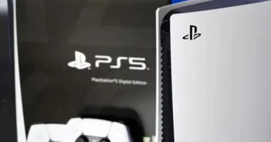 Jailbreak PS5 Kini Bisa Jalankan Game Steam, PlayDen Masih Tahap Eksperimental Ilustrasi stik kontroler konsol modern dan perangkat penyimpanan digital di atas meja kerja